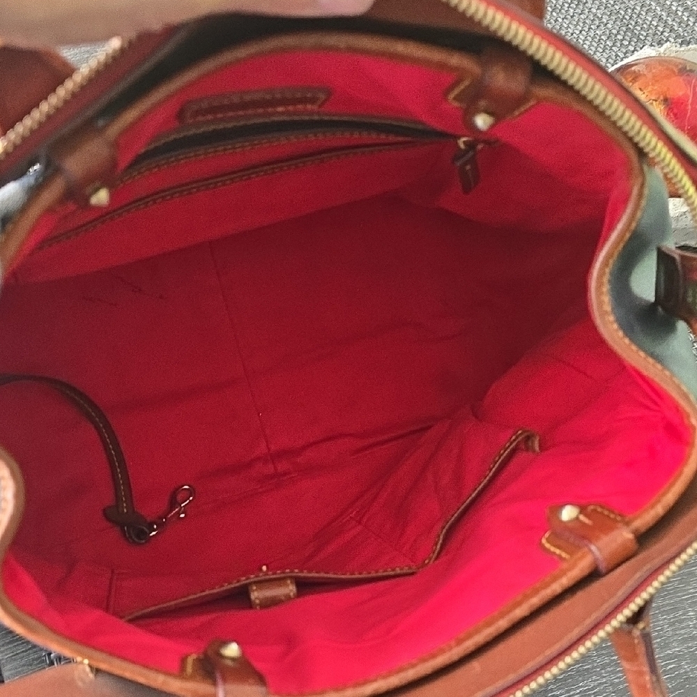 Elegant Two-Tone Leather Handbag - Picture 11 of 16